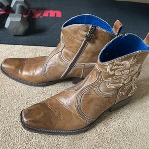 Men’s Mark Nason boots Dragon embroidery, distressed look. Great condition
